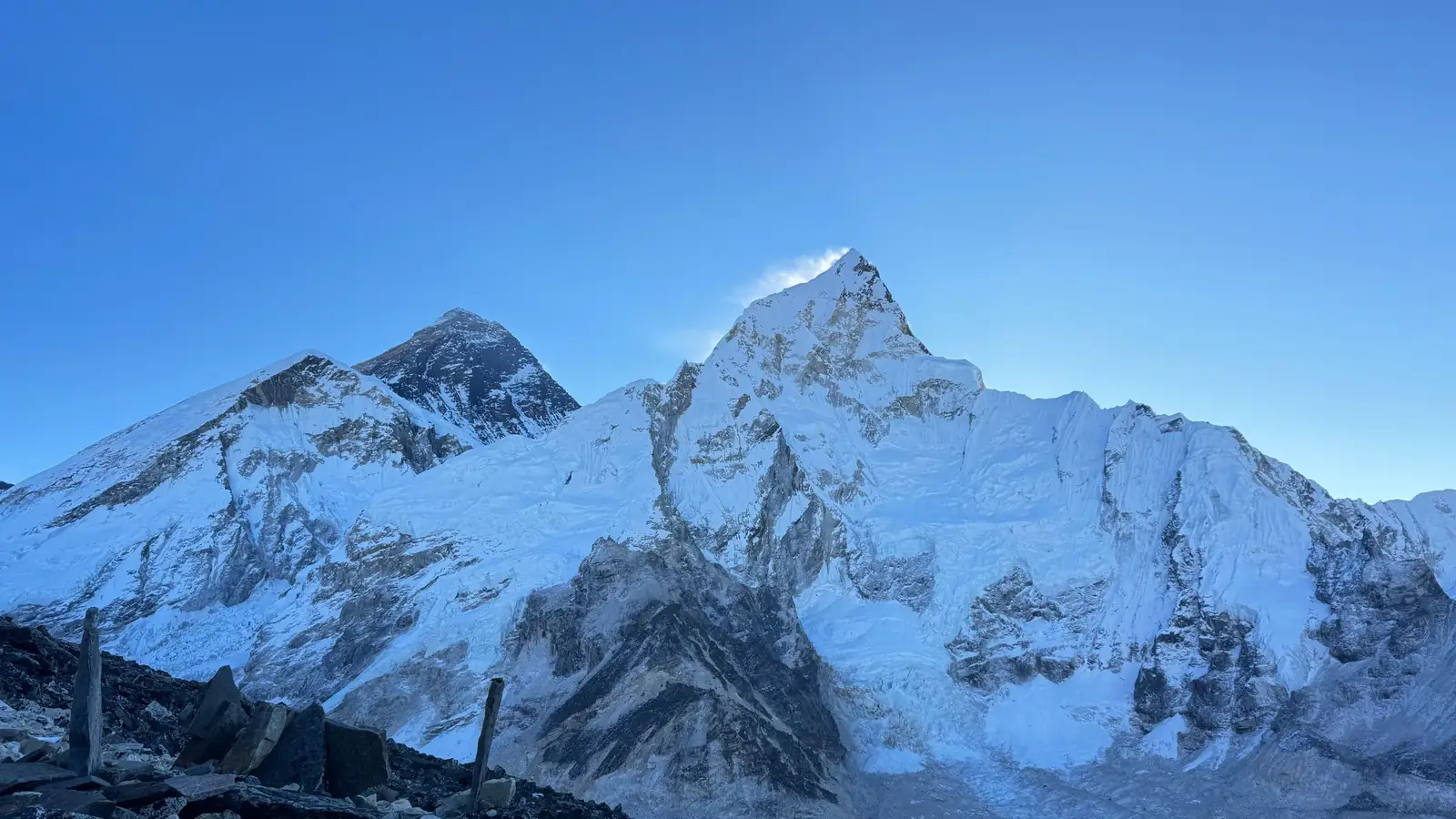 Picos nevados del Himalaya bajo un cielo azul profundo en la ruta hacia el Campamento Base del Everest